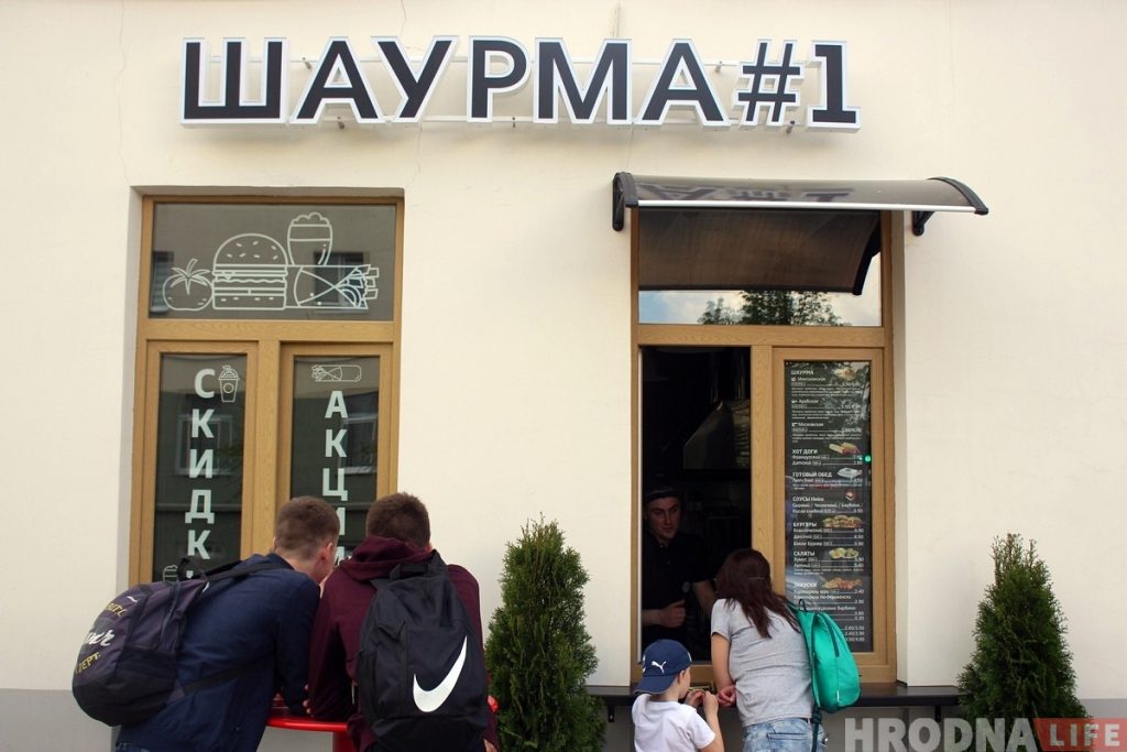 На Ажэшка адкрылася Шаурма#1. Туды перебраўся і тунісскі кухар