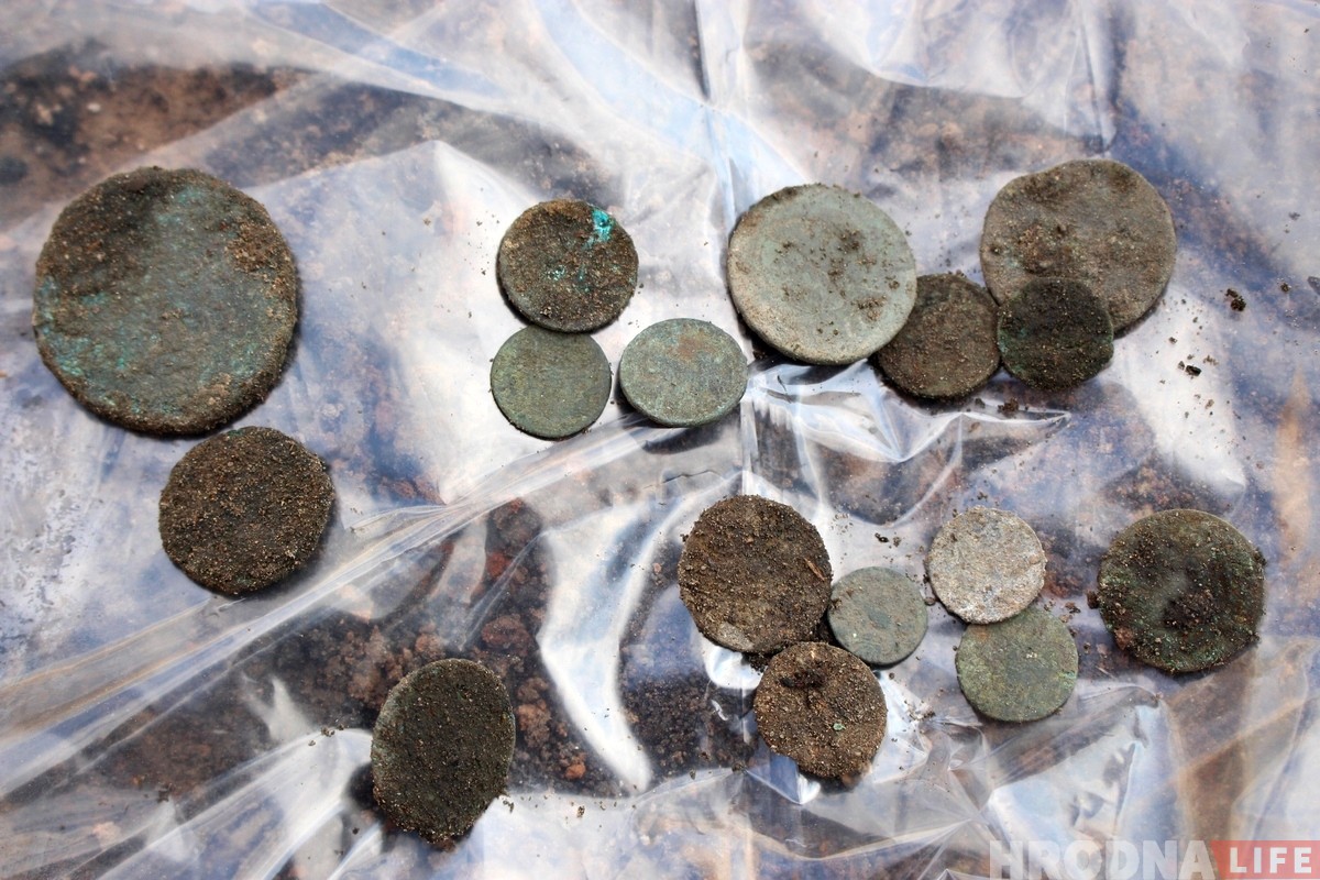 Не толькі словамі, але і справай: гродзенскія гісторыкі з рыдлёўкамі прыйшлі дапамагаць археолагу на Вялікай Траецкай 