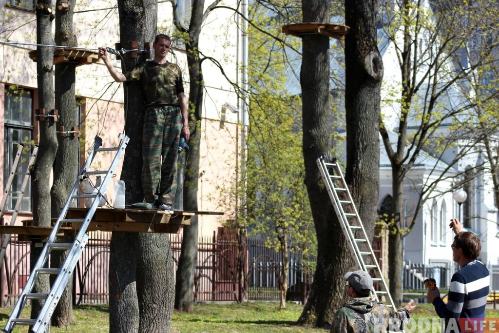 У парку Жылібера ствараюць вяровачны гарадок. Абяцаюць, што дрэвы не пацерпяць