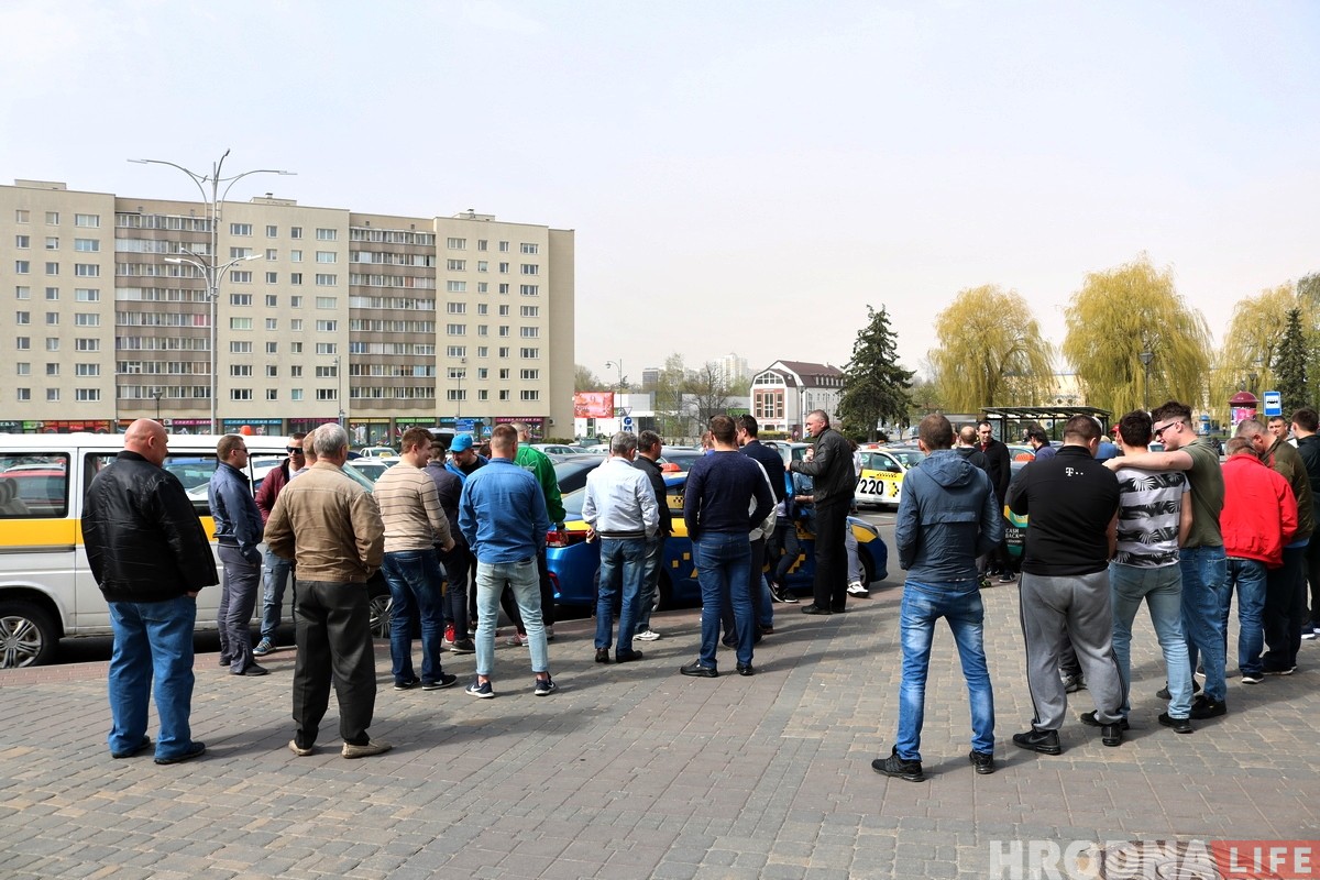 У Гродне страйкуюць таксісты: патрабуюць павышэння тарыфаў