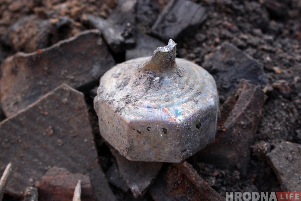 Не толькі словамі, але і справай: гродзенскія гісторыкі з рыдлёўкамі прыйшлі дапамагаць археолагу на Вялікай Траецкай 