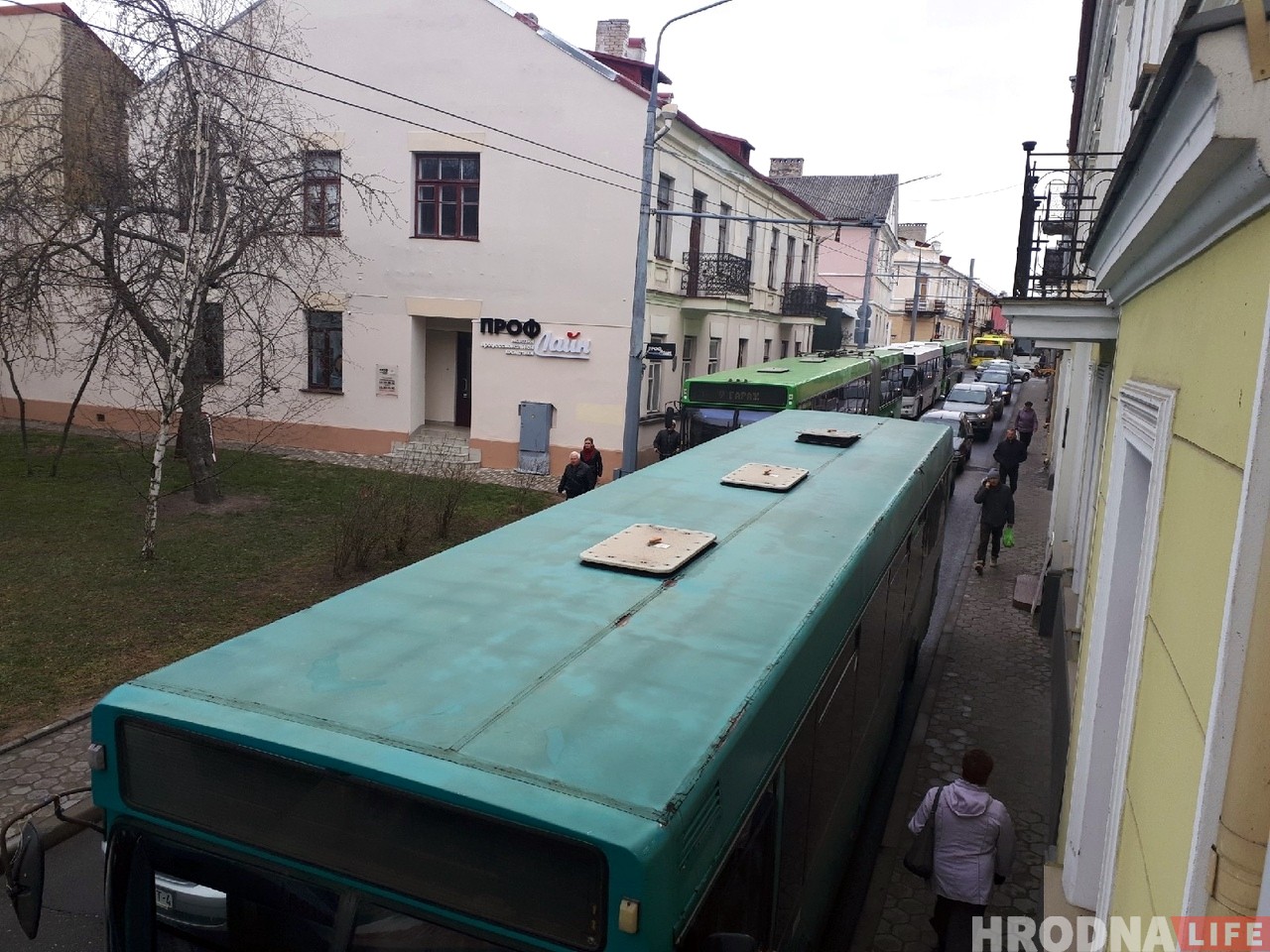 Фотофакт: на Кирова произошла авария с участием автобуса и такси 