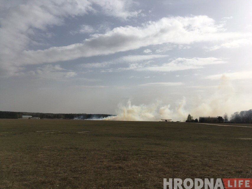 Сухая трава гарэла на старым аэрадроме ў Гродне Сухая трава гарэла на старым аэрадроме ў Гродне