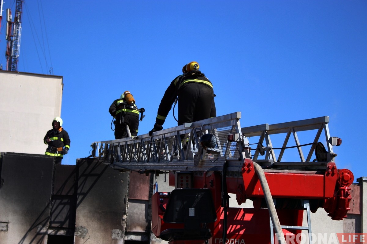 Фотофакт: В Гродно на Буденого горел склад почты