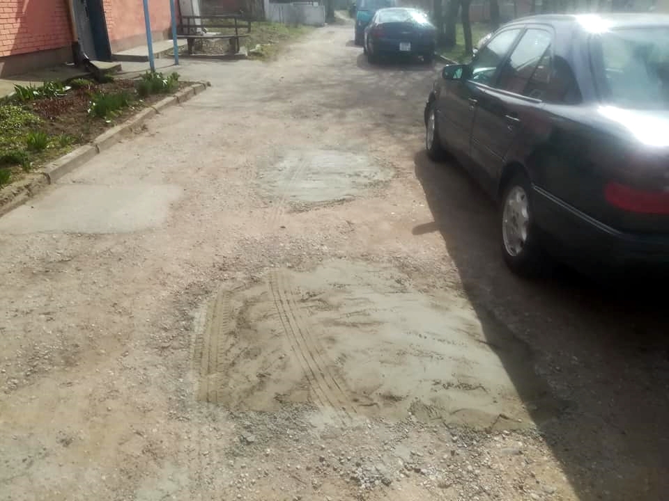 Гродзенцы не дачакаліся камунальнікаў і самі залаталі ямы ў двары