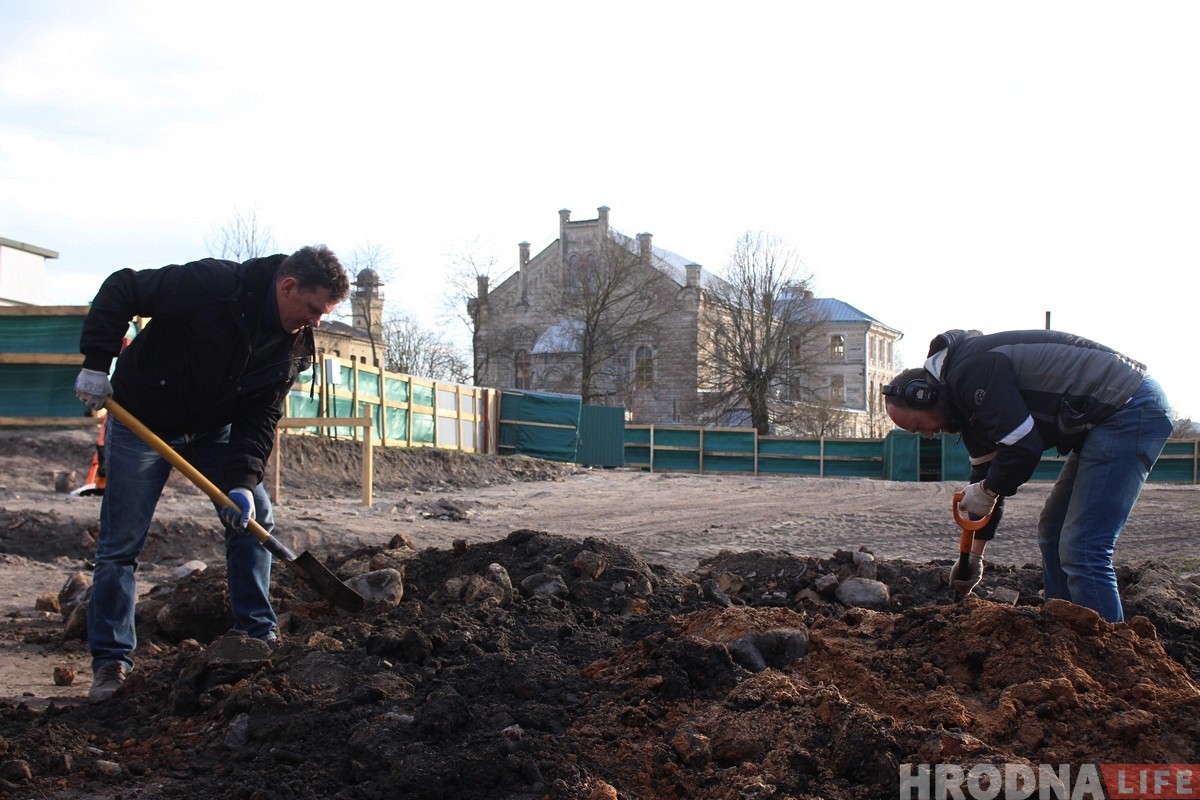 Не толькі словамі, але і справай: гродзенскія гісторыкі з рыдлёўкамі прыйшлі дапамагаць археолагу на Вялікай Траецкай 