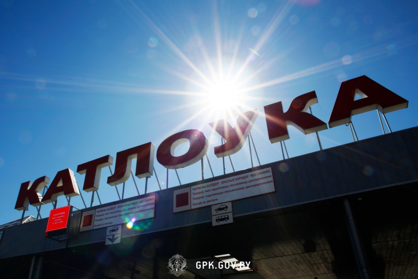 Пасажыры мяняюць аўтобусы проста ў чарзе, каб не чакаць 10 гадзін. Што зараз адбываецца на мяжы з ЕС