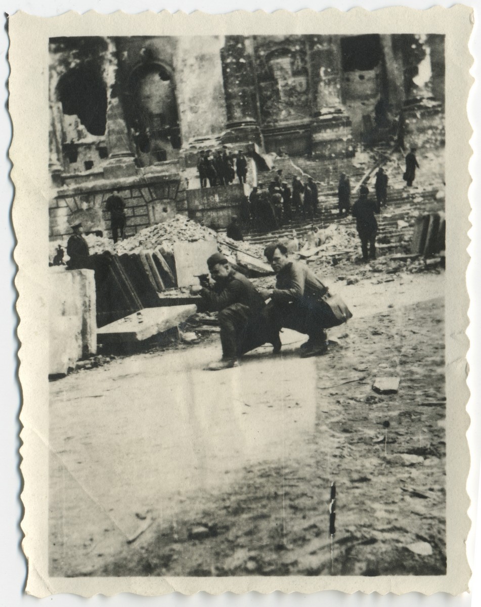 Аляксей Карпюк з сябрам у Берліне