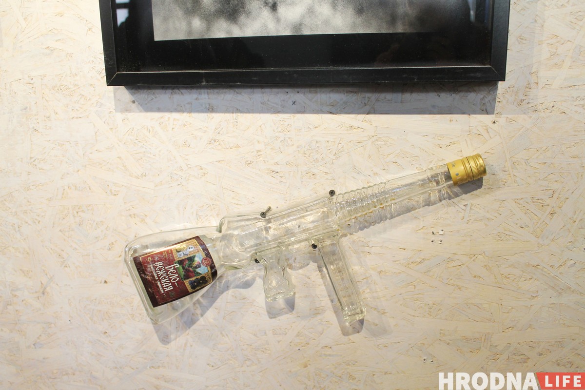 Вайна - як сувенір, канцэрт і памяць. Выстава Андрэя Лянкевіча “Бывай, Радзіма” адкрылася ў Гродне Вайна - як сувенір, канцэрт і памяць. Выстава Андрэя Лянкевіча “Бывай, Радзіма” адкрылася ў Гродне