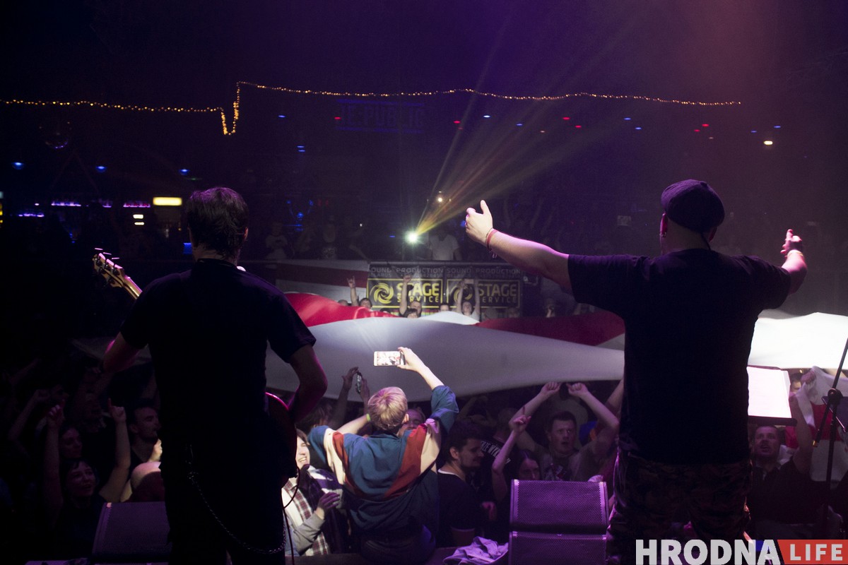 Фотафакт. Вялікі бел-чырвоны-белы сцяг на канцэрце Dzieciuki ў Мінску