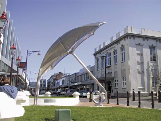 Фотафакт: Прыпынак-парасон з'явіўся ў Слоніме. Дзе яшчэ шукаць падобныя арт-аб'екты