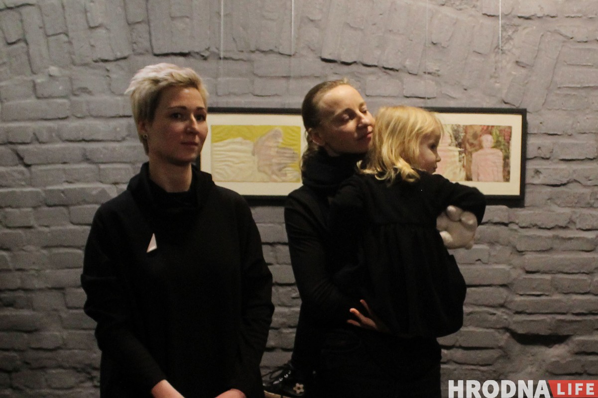 Гродзенка малявала аўтапартрэты 365 дзён запар. Глядзіце, што атрымалася