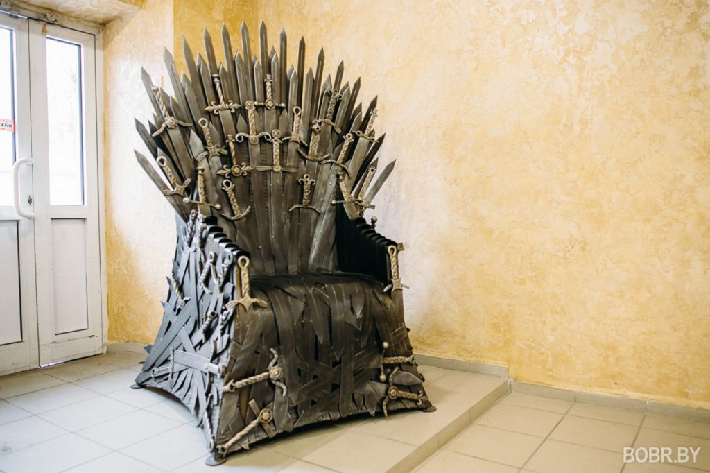 У Бабруйску выкавалі трон з «Гульні тронаў». Фотафакт