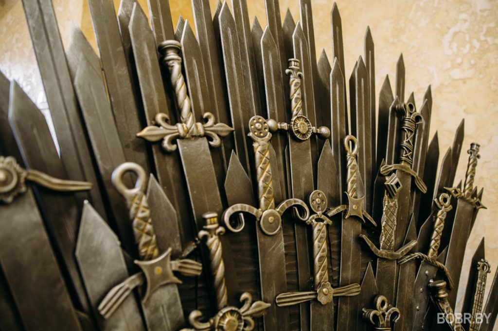 У Бабруйску выкавалі трон з «Гульні тронаў». Фотафакт