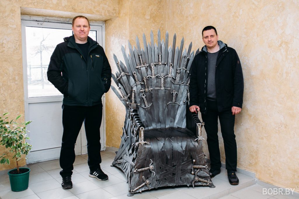 У Бабруйску выкавалі трон з «Гульні тронаў». Фотафакт