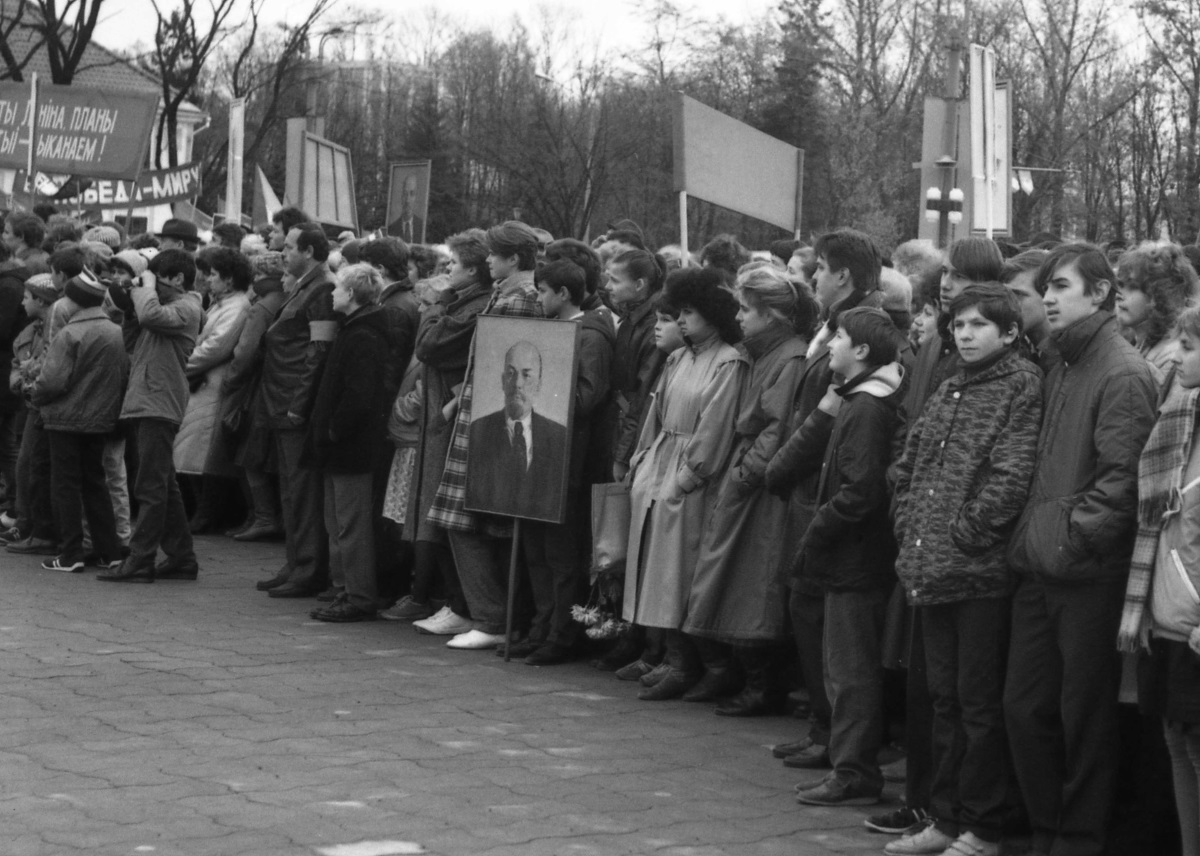 Слава вялікаму ЛЕНІНскаму раёну! Якія савецкія надпісы раней былі ля Бернардынскага касцёла