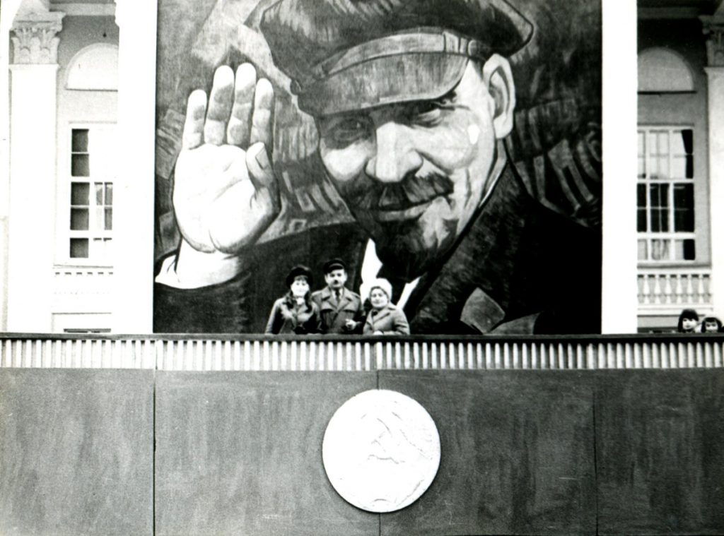 Слава вялікаму ЛЕНІНскаму раёну! Якія савецкія надпісы раней былі ля Бернардынскага касцёла