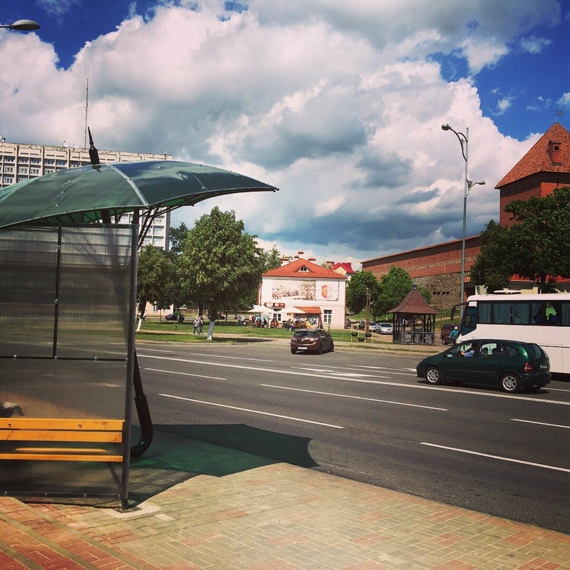 Фотафакт: Прыпынак-парасон з'явіўся ў Слоніме. Дзе яшчэ шукаць падобныя арт-аб'екты