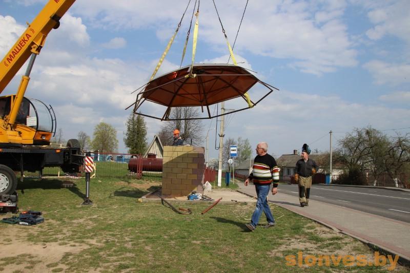 Фотафакт: Прыпынак-парасон з'явіўся ў Слоніме. Дзе яшчэ шукаць падобныя арт-аб'екты