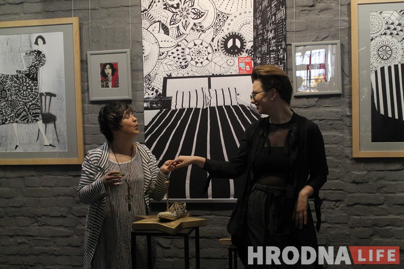 Мама c дочкой могут всё! В Гродно открылась выставка Валентины Шоба і Анны Пантелеевой “Легкое поведение”