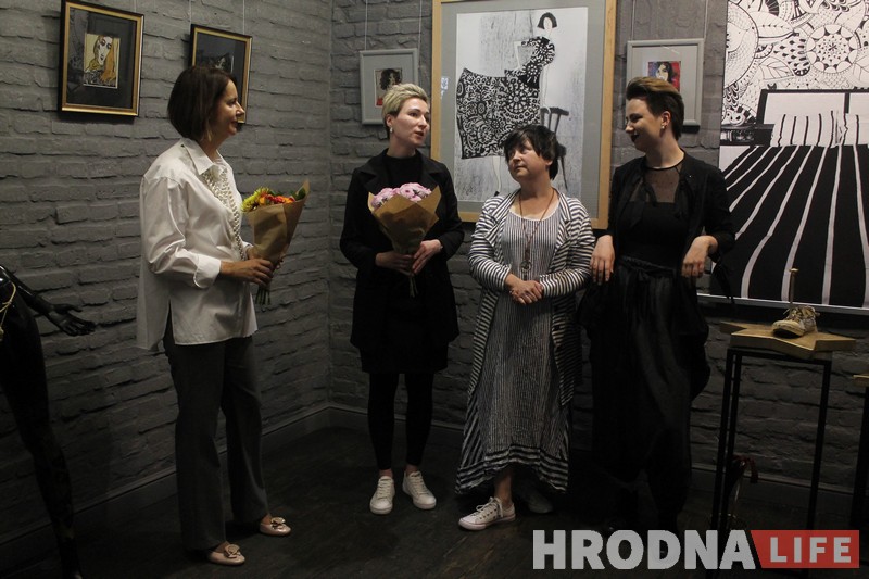 Мама з дачкой здольныя на ўсё. У Гродне адкрылася выстава Валянціны Шобы і Ганны Панцялеевай “Легкія паводзіны” Мама з дачкой здольныя на ўсё. У Гродне адкрылася выстава Валянціны Шобы і Ганны Панцялеевай “Легкія паводзіны”