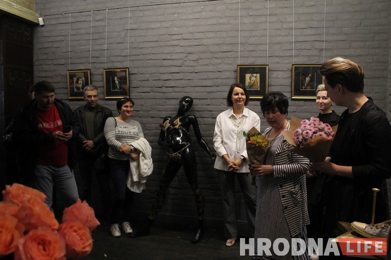 Мама з дачкой здольныя на ўсё. У Гродне адкрылася выстава Валянціны Шобы і Ганны Панцялеевай “Легкія паводзіны” Мама з дачкой здольныя на ўсё. У Гродне адкрылася выстава Валянціны Шобы і Ганны Панцялеевай “Легкія паводзіны”