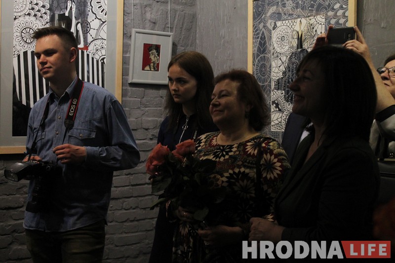 Мама з дачкой здольныя на ўсё. У Гродне адкрылася выстава Валянціны Шобы і Ганны Панцялеевай “Легкія паводзіны” Мама з дачкой здольныя на ўсё. У Гродне адкрылася выстава Валянціны Шобы і Ганны Панцялеевай “Легкія паводзіны”