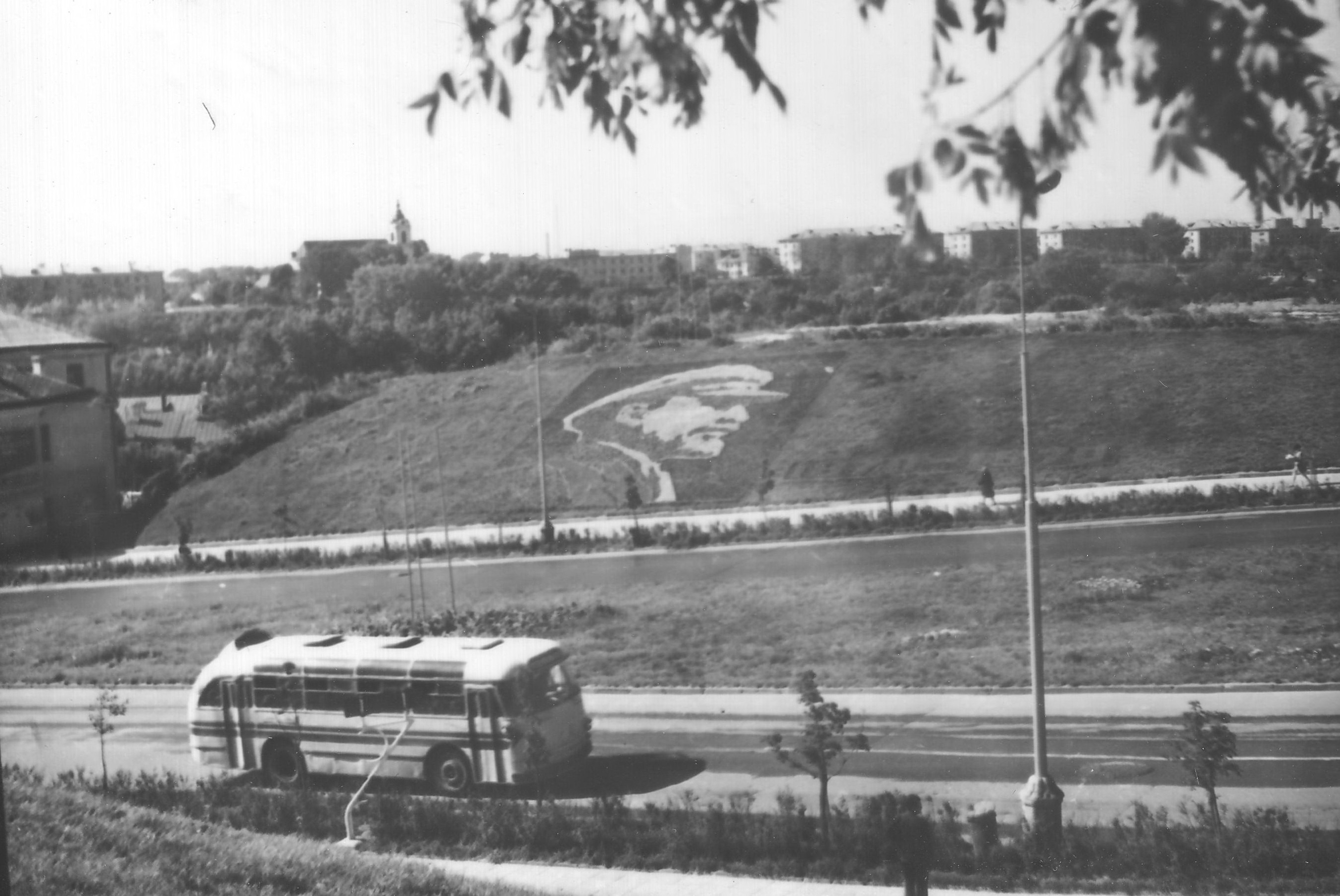 Слава вялікаму ЛЕНІНскаму раёну! Якія савецкія надпісы раней былі ля Бернардынскага касцёла