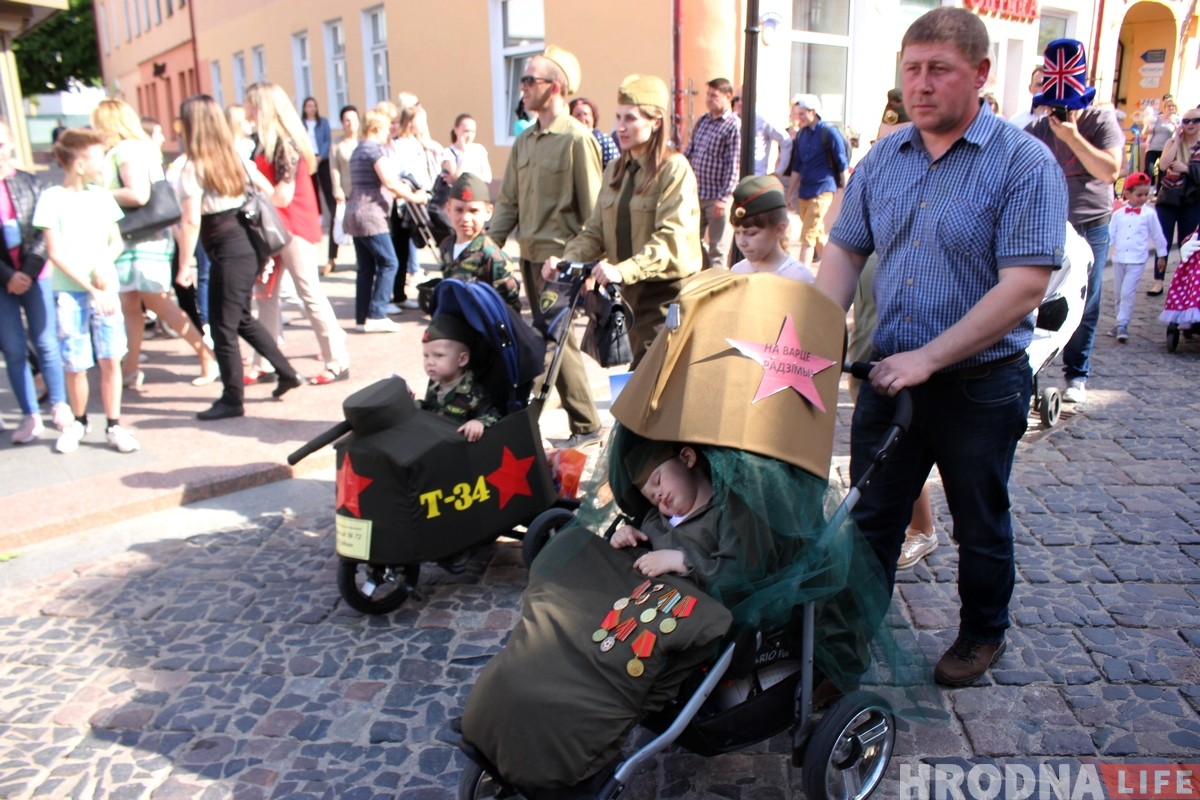 С самолетами и танками: в Гродно прошел парад детских колясок