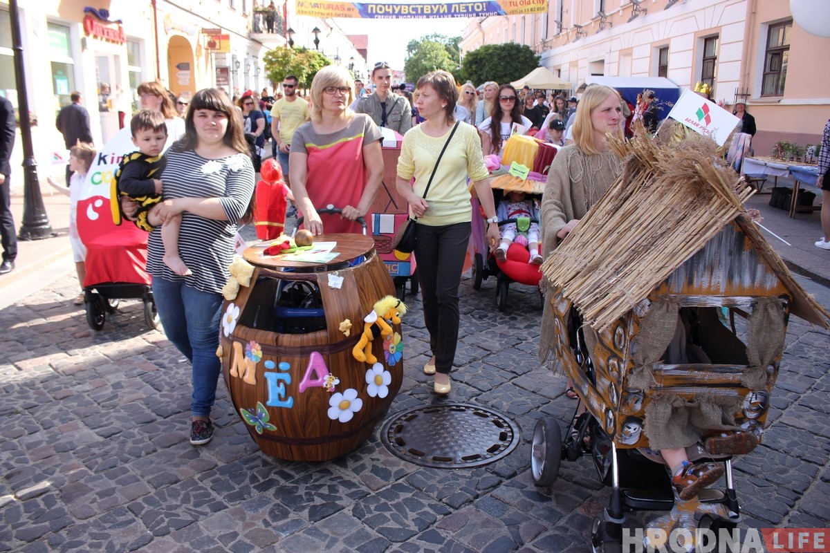 С самолетами и танками: в Гродно прошел парад детских колясок
