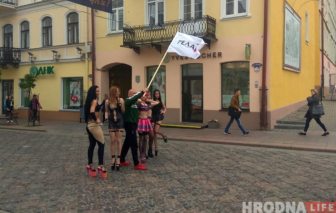 У Гродна прыехала Карына Барбі і ўжо засвяцілася ў цэнтры