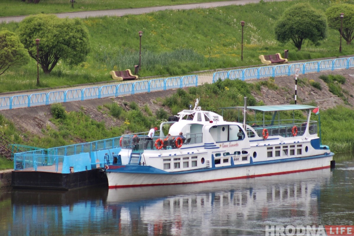 «Теплоход ходит, а мы стоим». Почему такси на Немане еще не начало сезон?