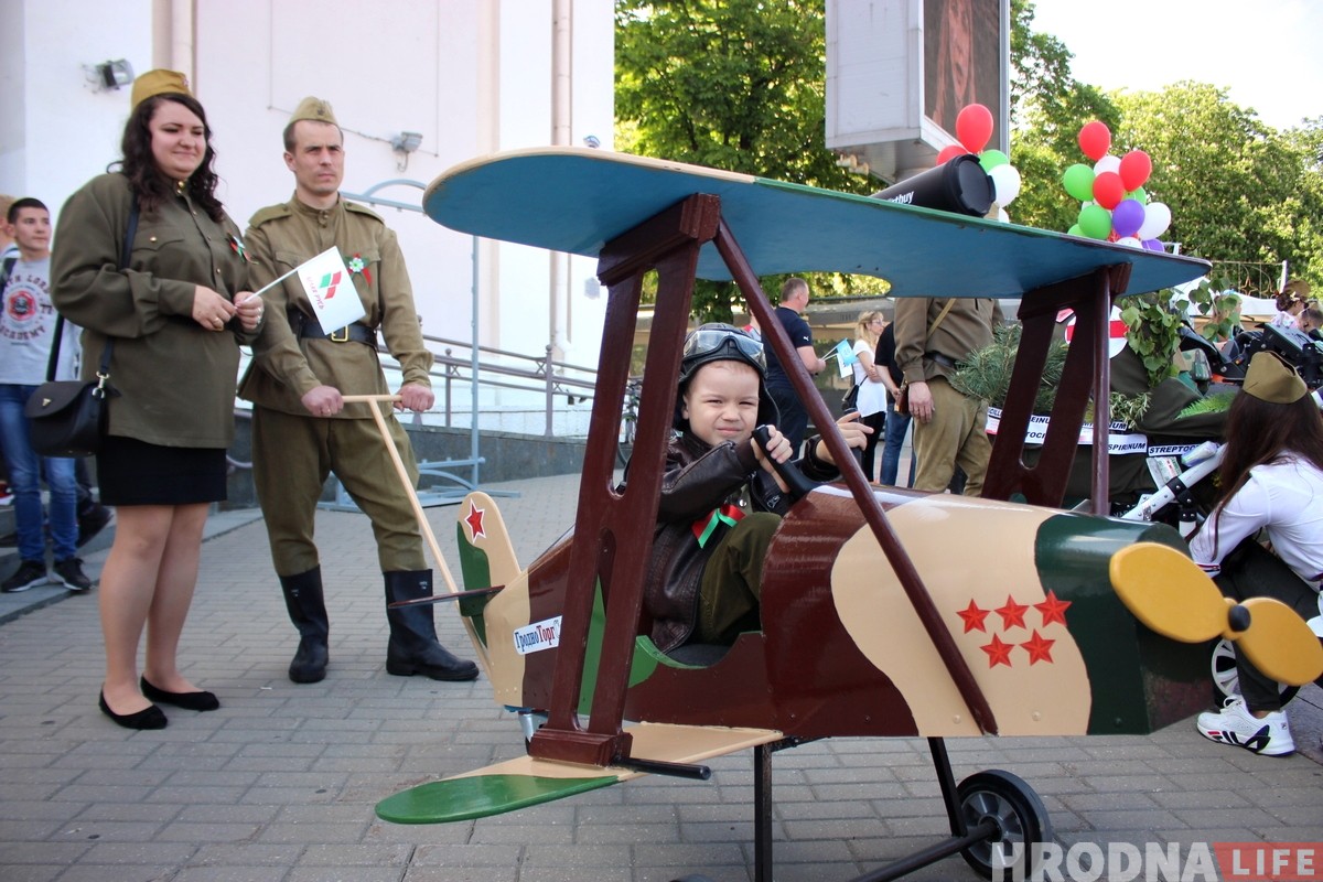 С самолетами и танками: в Гродно прошел парад детских колясок
