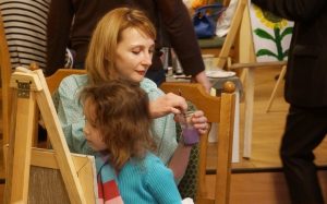 Першы снег для дзіцячага хоспіса. Мастакі распісалі вокны для дзяцей раней за мароз