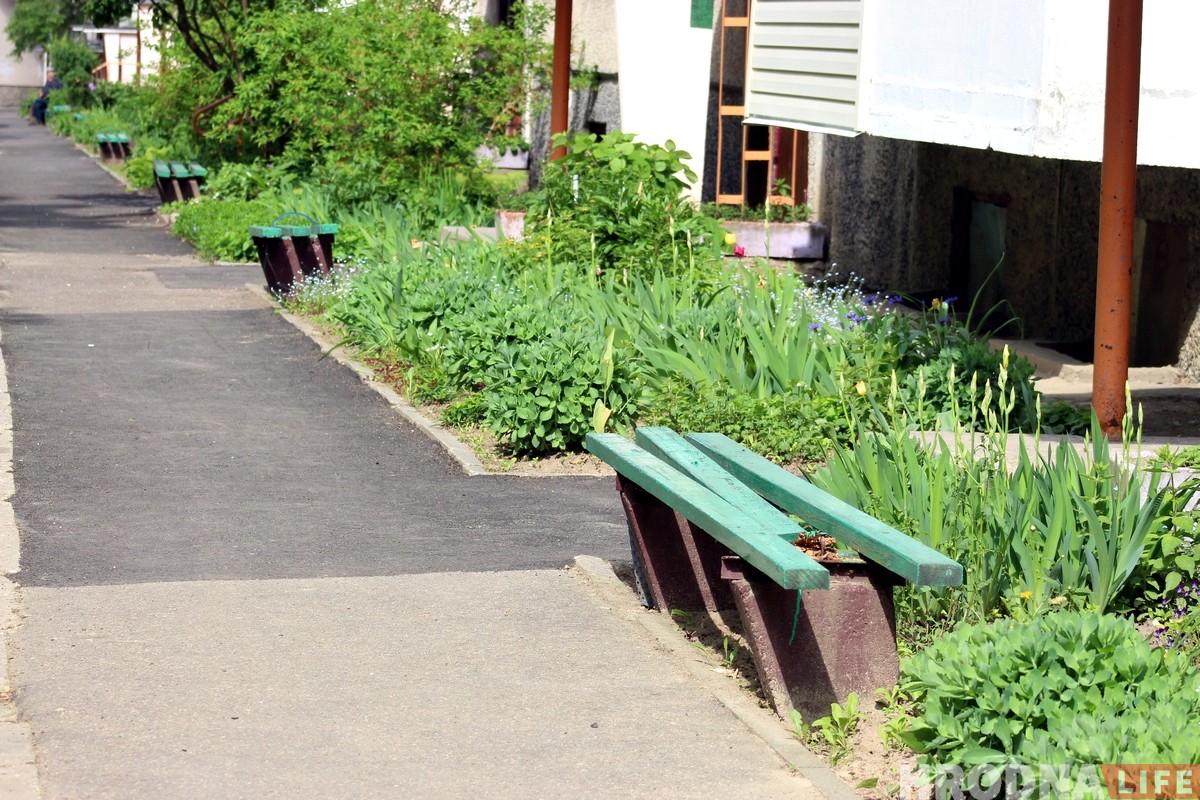 Какой молодец! Гродненец сам установил лавку возле подъезда