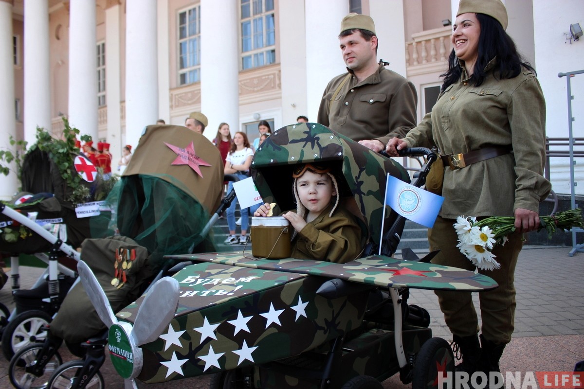 С самолетами и танками: в Гродно прошел парад детских колясок