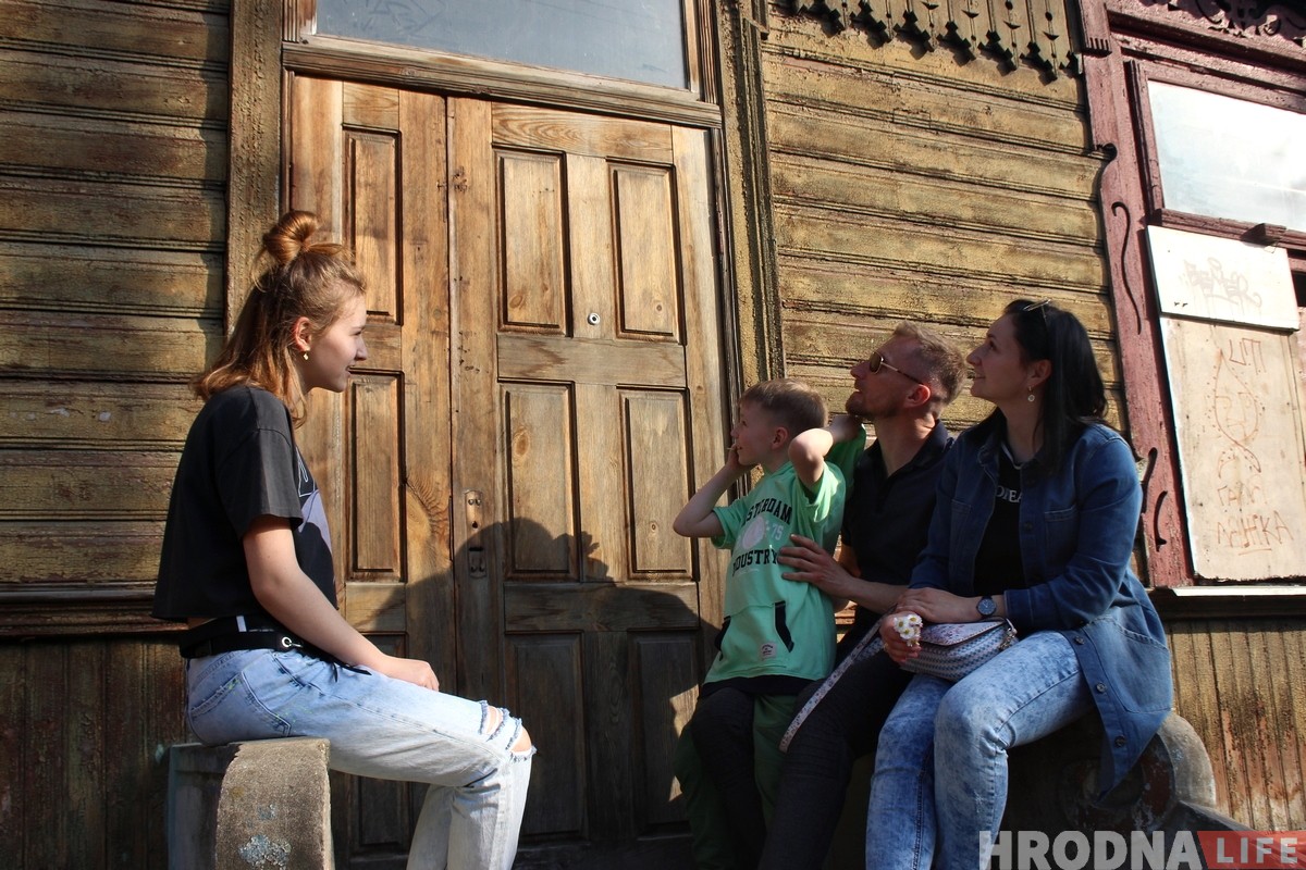 «Аддайце дом і мы выратуем яго». Сям'я гродзенцаў хоча захаваць драўляныя дамы ў Новым Свеце