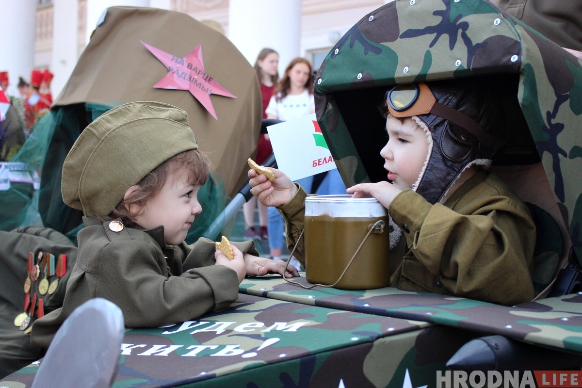 С самолетами и танками: в Гродно прошел парад детских колясок