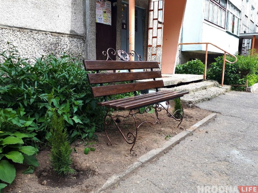 Які малайчына! Гродзенец сам усталяваў лаўку каля пад'езду