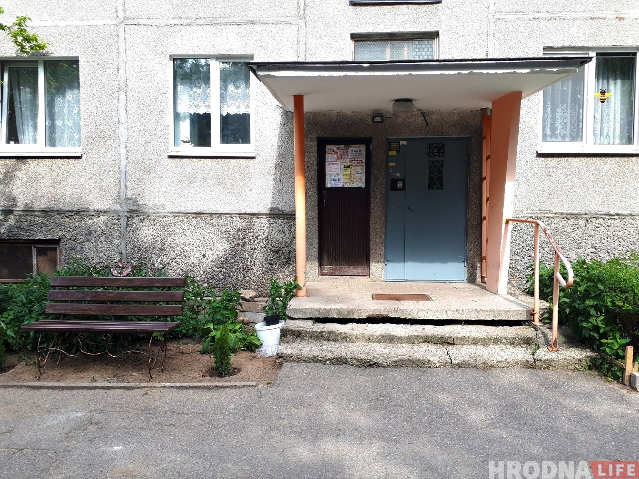 Какой молодец! Гродненец сам установил лавку возле подъезда