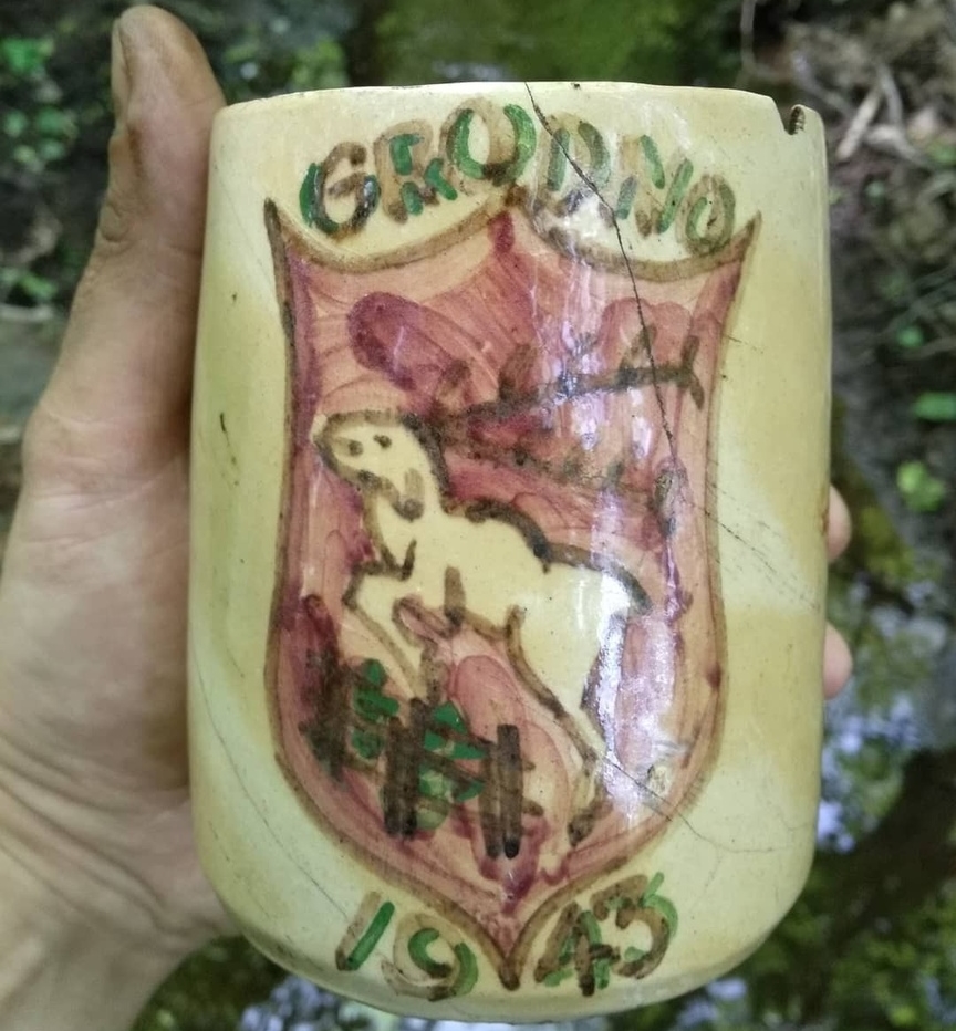 Поисковики откопали интересную кружку с символикой Гродно 