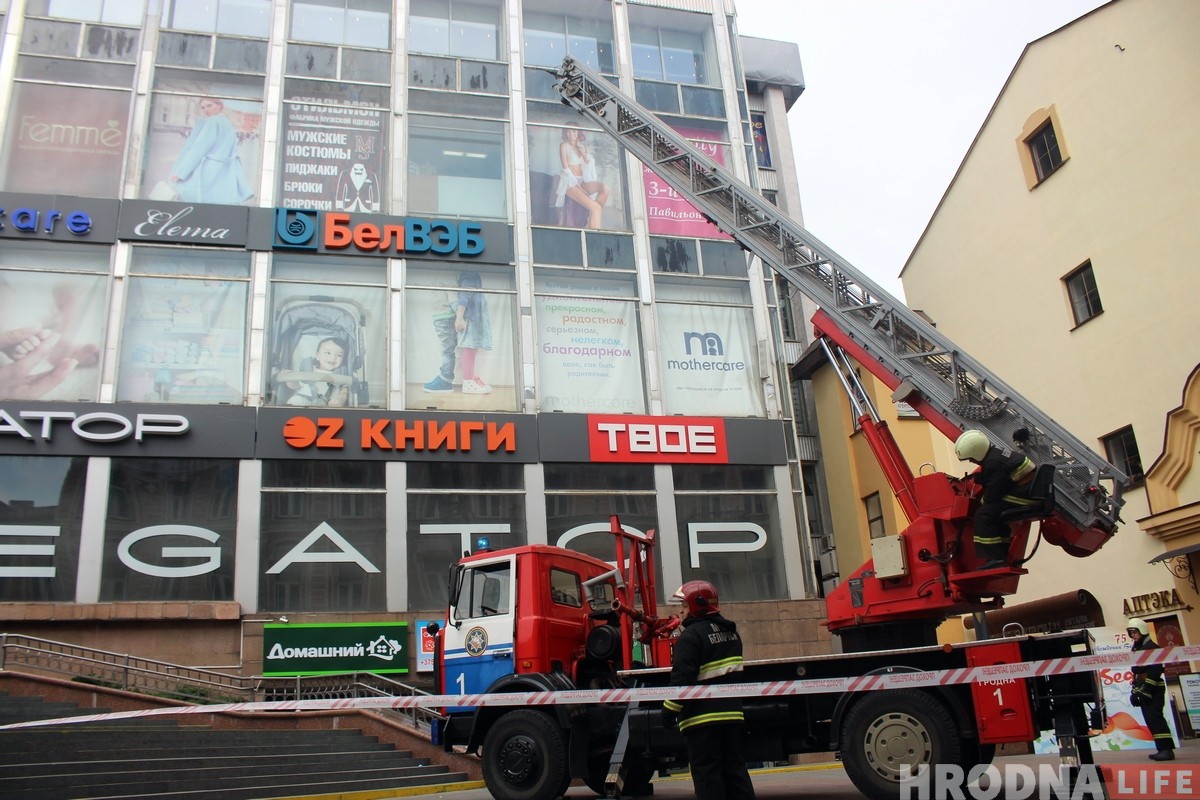 Чалавек спрабаваў скочыць з даху ўнівермага ў Гродне