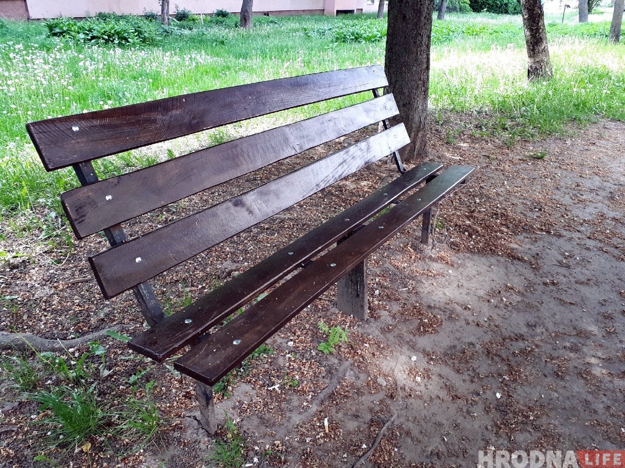 Какой молодец! Гродненец сам установил лавку возле подъезда