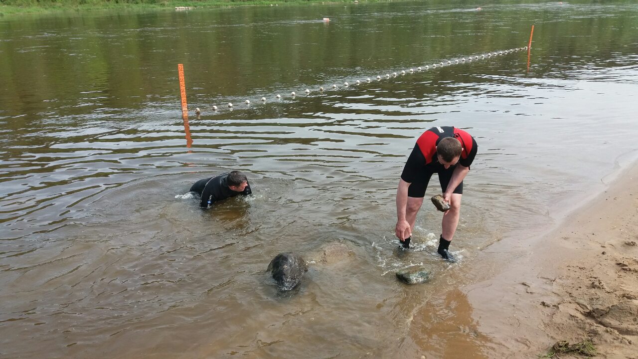 Гродненские спасатели чистят городские пляжи 