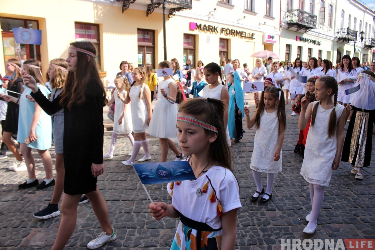 С самолетами и танками: в Гродно прошел парад детских колясок
