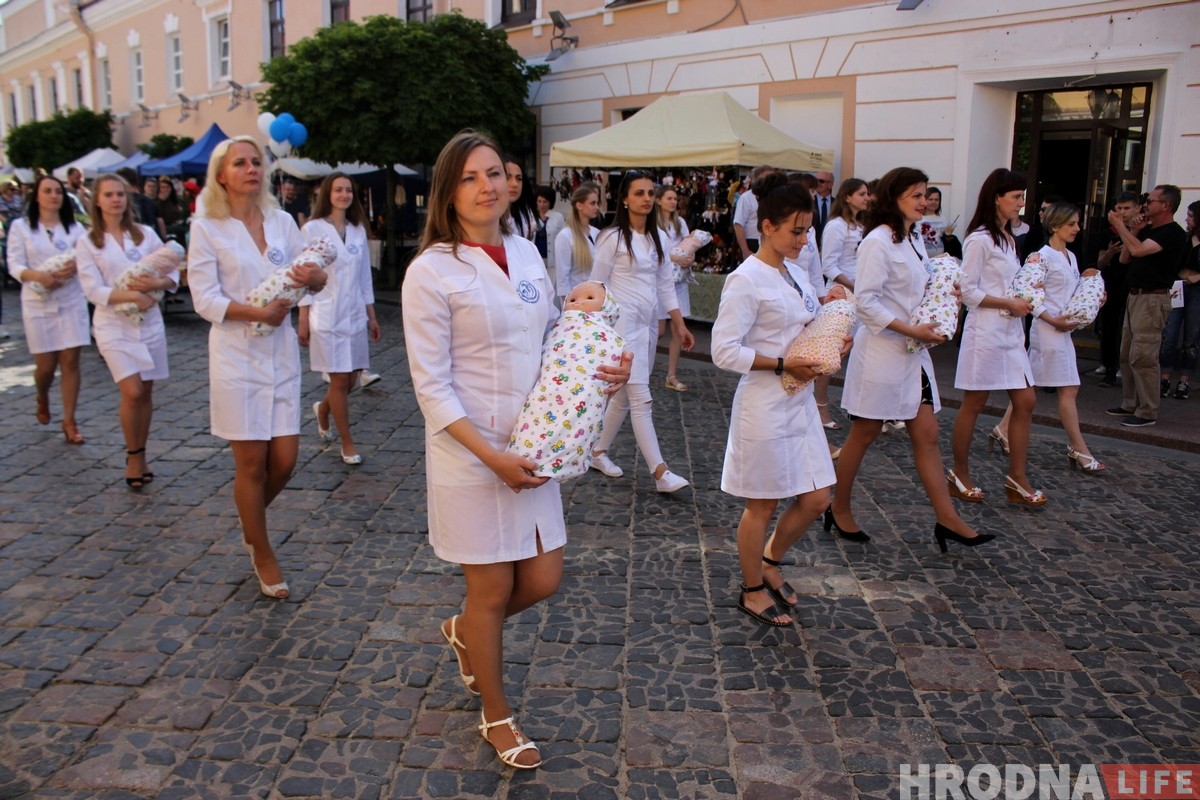 С самолетами и танками: в Гродно прошел парад детских колясок