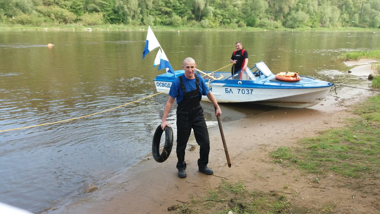 Гродненские спасатели чистят городские пляжи 