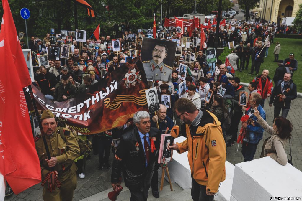 "Бессмертный полк" все же прошел в Беларуси: портреты погибших родственников в Гродно и изображения Сталина в Минске и Витебске