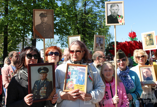 "Бессмертный полк" все же прошел в Беларуси: портреты погибших родственников в Гродно и изображения Сталина в Минске и Витебске