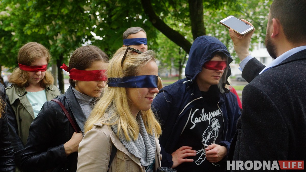 Па Новым Свеце з завязанымі вачамі. Прайшліся па Гродне, які нельга пабачыць, але можна адчуць